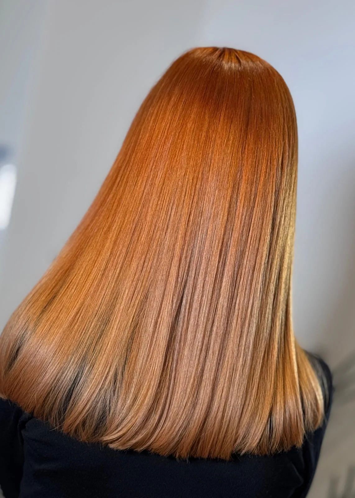 Păr lung roșcat, drept și lucios, lucrat la Do My Hair