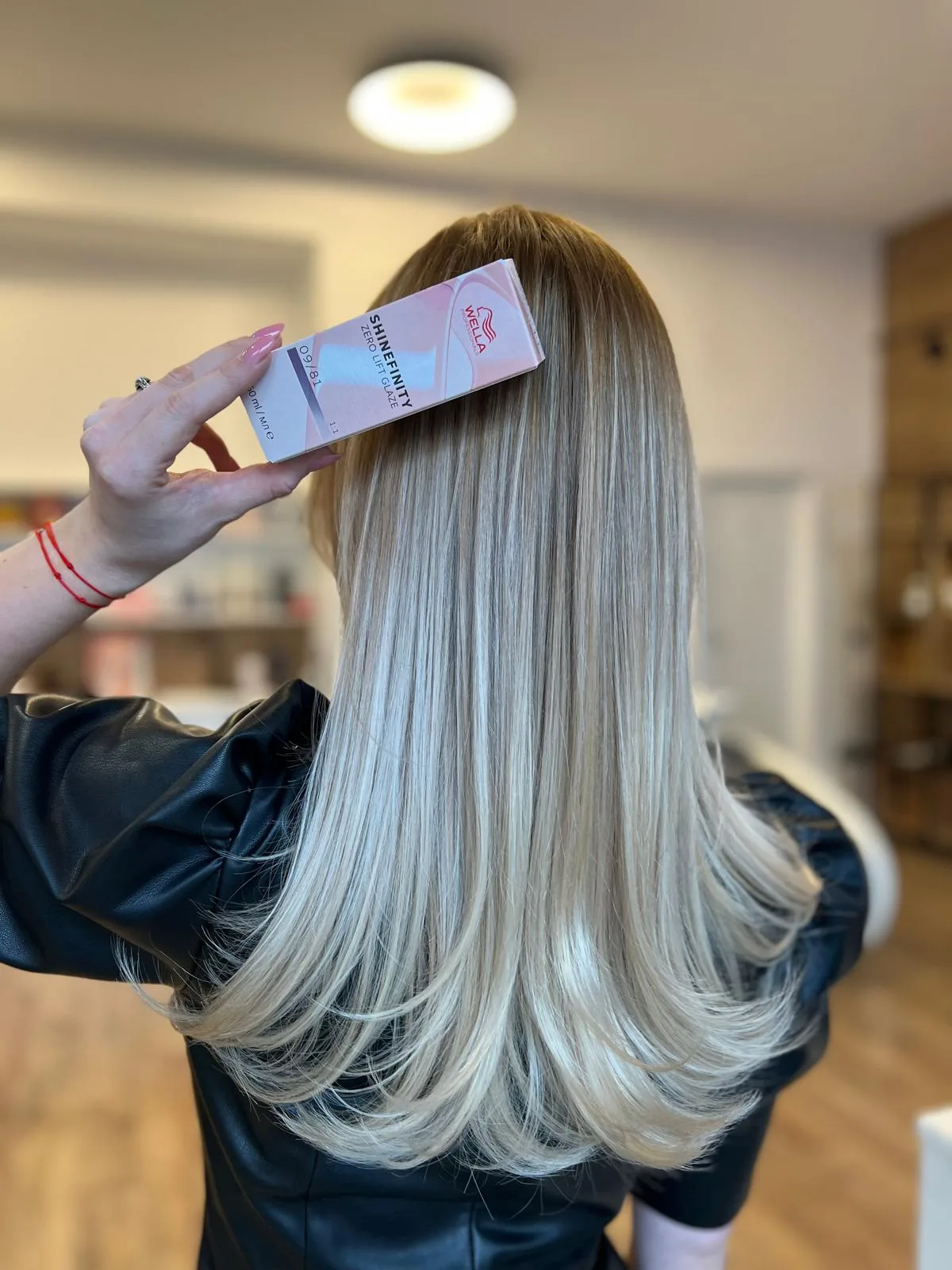 Păr lung blond platinat lucrat cu produse profesionale