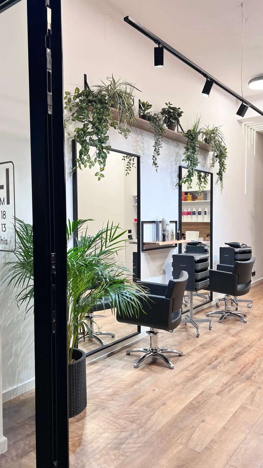 Stațiile luminoase de styling din salonul Do My Hair