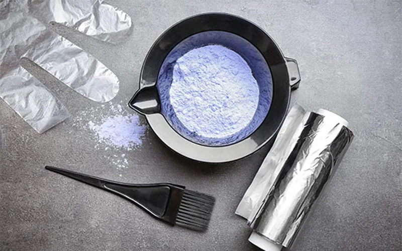 Instrumente pentru training de hairstyling — bol cu vopsea, pensule și folie